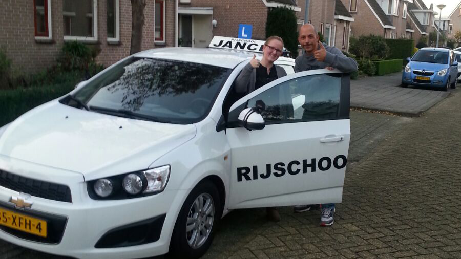 Mandy met Rijinstructeur bij lesauto