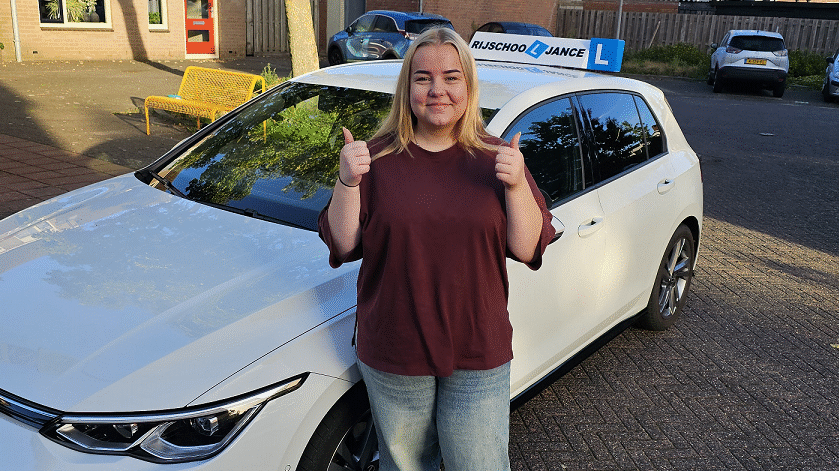 Noelle bij lesauto