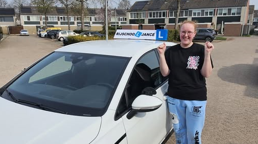 Chantal Veenhof bij lesauto