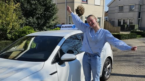 Floor Slagboom bij lesauto