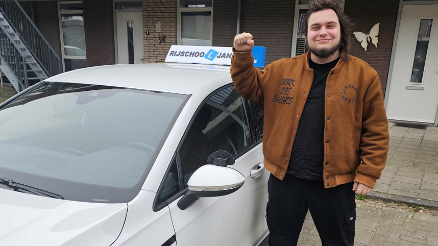 Mairo Tzouvelekis bij lesauto