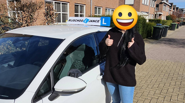 Anna v Vlaanderen bij lesauto