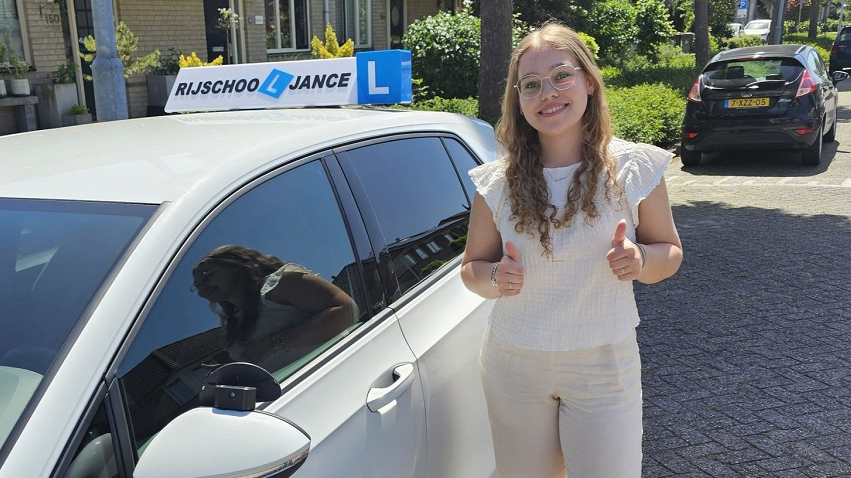 Nienke de Kruyf bij lesauto