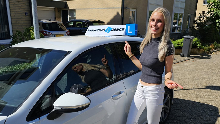 Elize v Eck bij lesauto