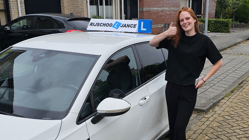 Kyara v Meeteren bij lesauto