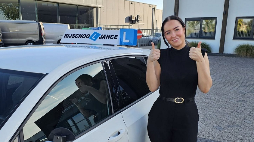 Stephanie Koers bij lesauto